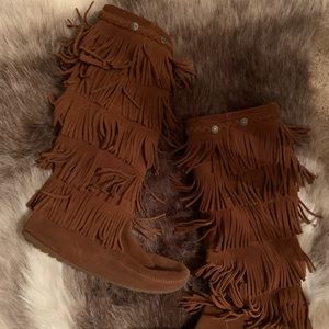 Minnetonka boots size 9